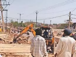 शालीमार बाग: मंदिर की दीवार गिराने पर जैन समुदाय का विरोध प्रदर्शन शालीमार बाग: मंदिर की दीवार गिराने पर जैन समुदाय का विरोध प्रदर्शन