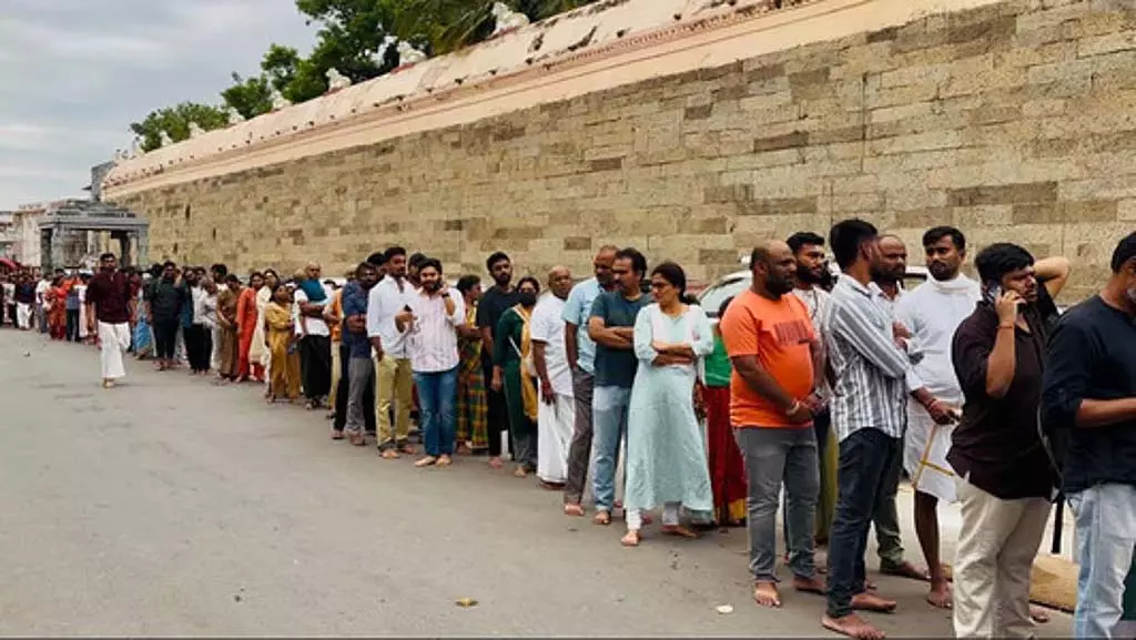 तिरुवन्नामलाई के अरुणाचलेश्वर मंदिर में उमड़ी भक्तों की भीड़ तिरुवन्नामलाई के अरुणाचलेश्वर मंदिर में उमड़ी भक्तों की भीड़