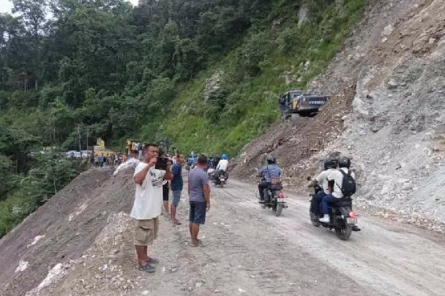 भूस्खलन के दो दिन बाद NH 10 खुला, मरम्मत कार्य के बाद बिरिक दारा खंड पर यातायात बहाल भूस्खलन के दो दिन बाद NH 10 खुला, मरम्मत कार्य के बाद बिरिक दारा खंड पर यातायात बहाल