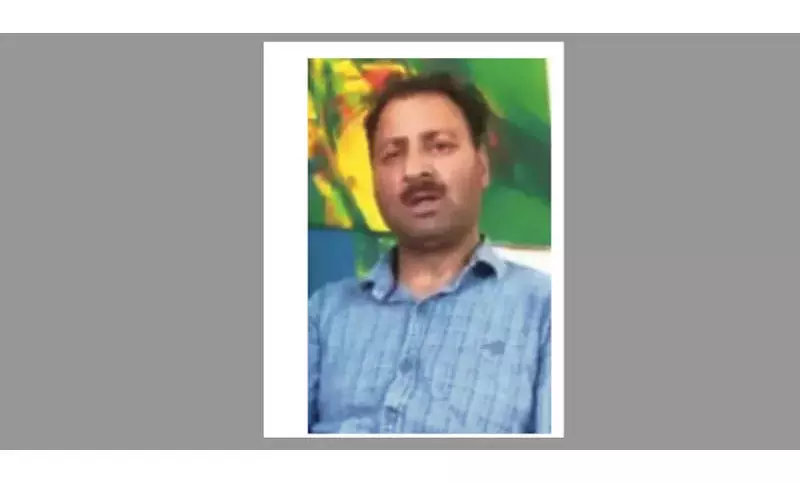 सोपोर के स्व-शिक्षित चित्रकार ने राष्ट्रीय पुरस्कार जीता सोपोर के स्व-शिक्षित चित्रकार ने राष्ट्रीय पुरस्कार जीता