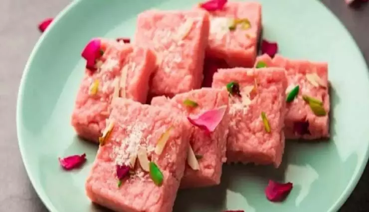 Gulab ki Barfi: इस स्वीट डिश से मन हो जाएगा खुश Gulab ki Barfi: इस स्वीट डिश से मन हो जाएगा खुश