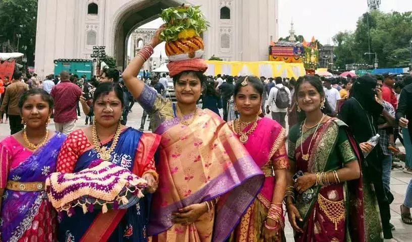 Hyderabad : बोनालु के दूसरे दिन घटम जुलूस निकाला गया Hyderabad : बोनालु के दूसरे दिन घटम जुलूस निकाला गया