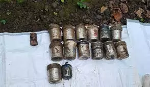 Jharkhand: पुलिस को मिली बड़ी कामयाबी, जंगल में लगाए गए 14 IED बरामद Jharkhand: पुलिस को मिली बड़ी कामयाबी, जंगल में लगाए गए 14 IED बरामद