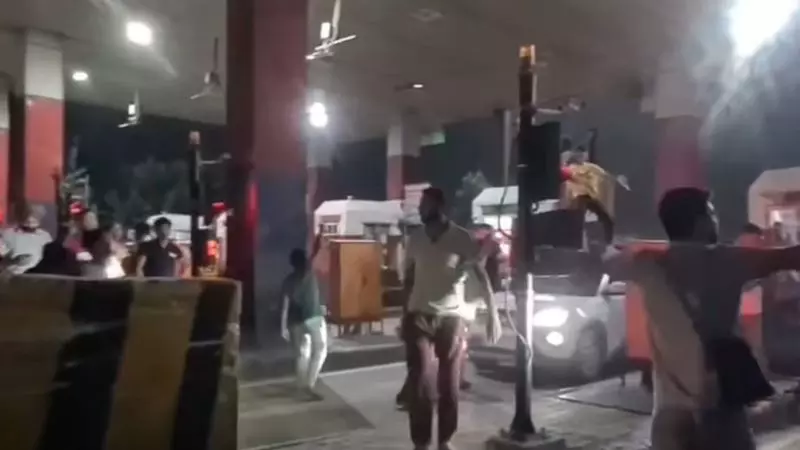 Haryana : बस्तारा टोल प्लाजा पर कांवड़ियों के जश्न से एनएच-44 पर ट्रैफिक जाम Haryana : बस्तारा टोल प्लाजा पर कांवड़ियों के जश्न से एनएच-44 पर ट्रैफिक जाम