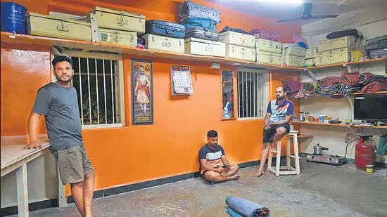 Mumbai : ग्रामीण जीवनरेखा खतरे में, गावकीचे घर पर संकट Mumbai : ग्रामीण जीवनरेखा खतरे में, गावकीचे घर पर संकट