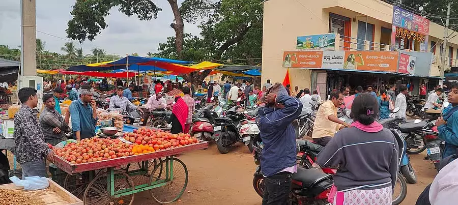 Tumkur : कोराटागेरे बाजार में बुनियादी ढांचे की कमी Tumkur : कोराटागेरे बाजार में बुनियादी ढांचे की कमी