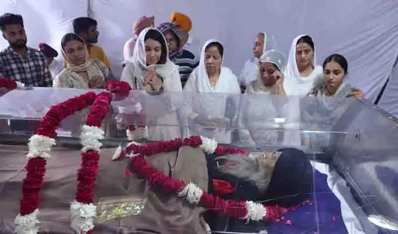 Japneet का दादा फौजा सिंह से अंतिम हाथ मिलाना Japneet का दादा फौजा सिंह से अंतिम हाथ मिलाना