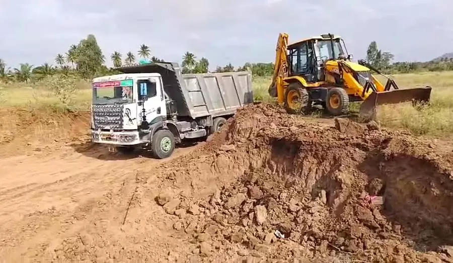Bangarpet : झीलों में अवैध मिट्टी परिवहन बड़े पैमाने पर Bangarpet : झीलों में अवैध मिट्टी परिवहन बड़े पैमाने पर