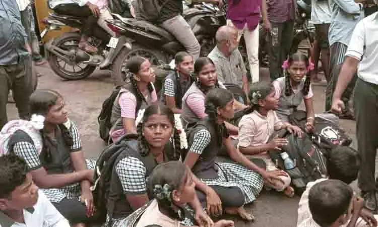 सड़क मरम्मत की उपेक्षा के विरोध में ग्रामीणों ने Korakkanthandalam में सड़क जाम किया सड़क मरम्मत की उपेक्षा के विरोध में ग्रामीणों ने Korakkanthandalam में सड़क जाम किया