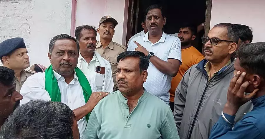 Byadagi : यूरिया खाद के लिए किसान बेताब Byadagi : यूरिया खाद के लिए किसान बेताब