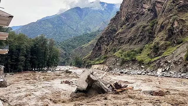 हिमाचल में भारी बारिश, भूस्खलन: नवविवाहित जोड़े की मौत, 471 सड़कें बंद हिमाचल में भारी बारिश, भूस्खलन: नवविवाहित जोड़े की मौत, 471 सड़कें बंद