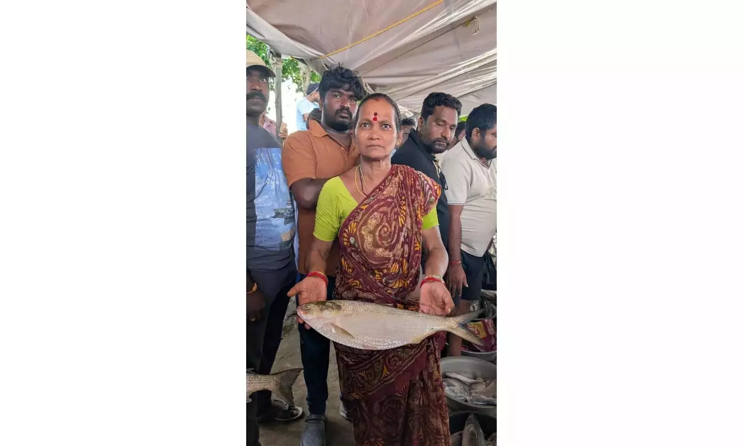 Andhra: बाढ़ के पानी में फंसी पुलासा, एक 800 ग्राम 22,000 रुपये में बिका Andhra: बाढ़ के पानी में फंसी पुलासा, एक 800 ग्राम 22,000 रुपये में बिका
