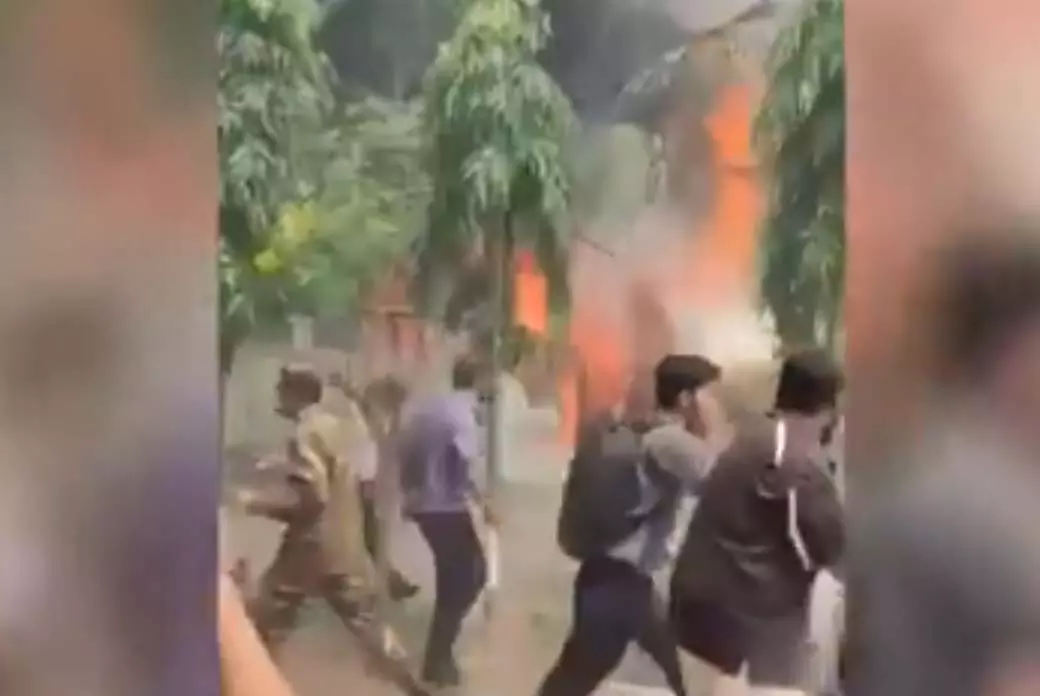 कॉलेज की इमारत पर एयरफोर्स का विमान क्रैश, मची अफरातफरी कॉलेज की इमारत पर एयरफोर्स का विमान क्रैश, मची अफरातफरी