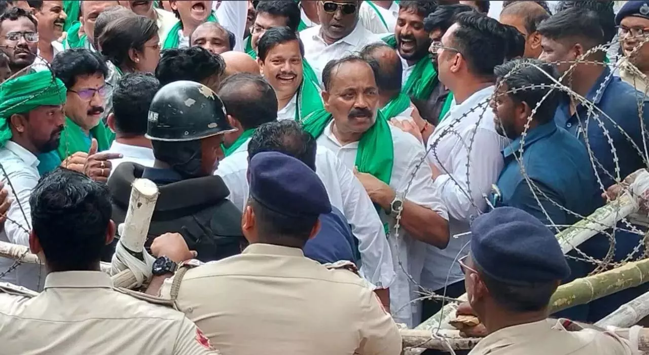 न्यायिक जांच की मांग को लेकर BJD कार्यकर्ताओं ने कटक, बरहामपुर, संबलपुर में RDC कार्यालयों का घेराव किया न्यायिक जांच की मांग को लेकर BJD कार्यकर्ताओं ने कटक, बरहामपुर, संबलपुर में RDC कार्यालयों का घेराव किया