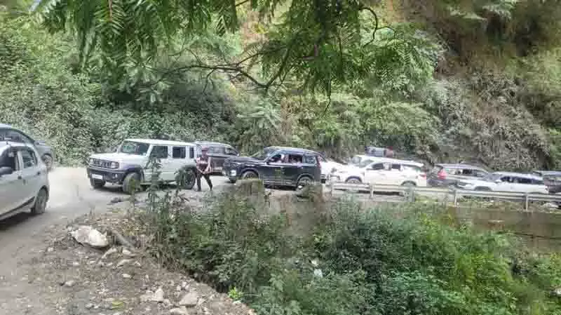 Kullu में औट-लुहरी राजमार्ग पर भारी ट्रैफिक जाम नियमित रूप से जारी Kullu में औट-लुहरी राजमार्ग पर भारी ट्रैफिक जाम नियमित रूप से जारी
