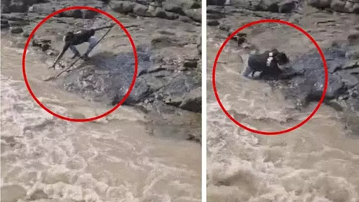 MP : चप्पल पकड़ने की कोशिश में 20 साल का युवक पानी के तेज बहाव में बह गया MP : चप्पल पकड़ने की कोशिश में 20 साल का युवक पानी के तेज बहाव में बह गया