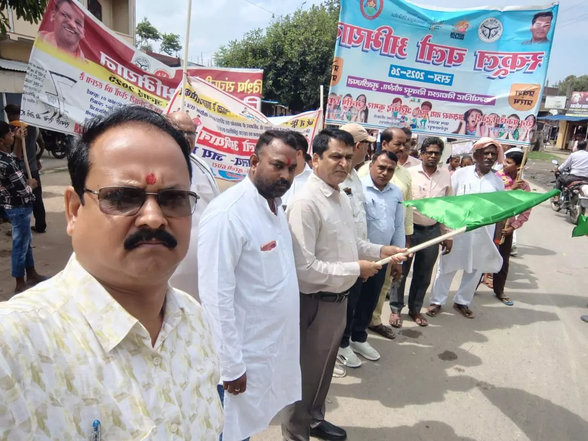 Ballia: शिक्षा के नारों से गूंजा मुरलीछपरा, स्कूली बच्चों ने निकाली रैली Ballia: शिक्षा के नारों से गूंजा मुरलीछपरा, स्कूली बच्चों ने निकाली रैली