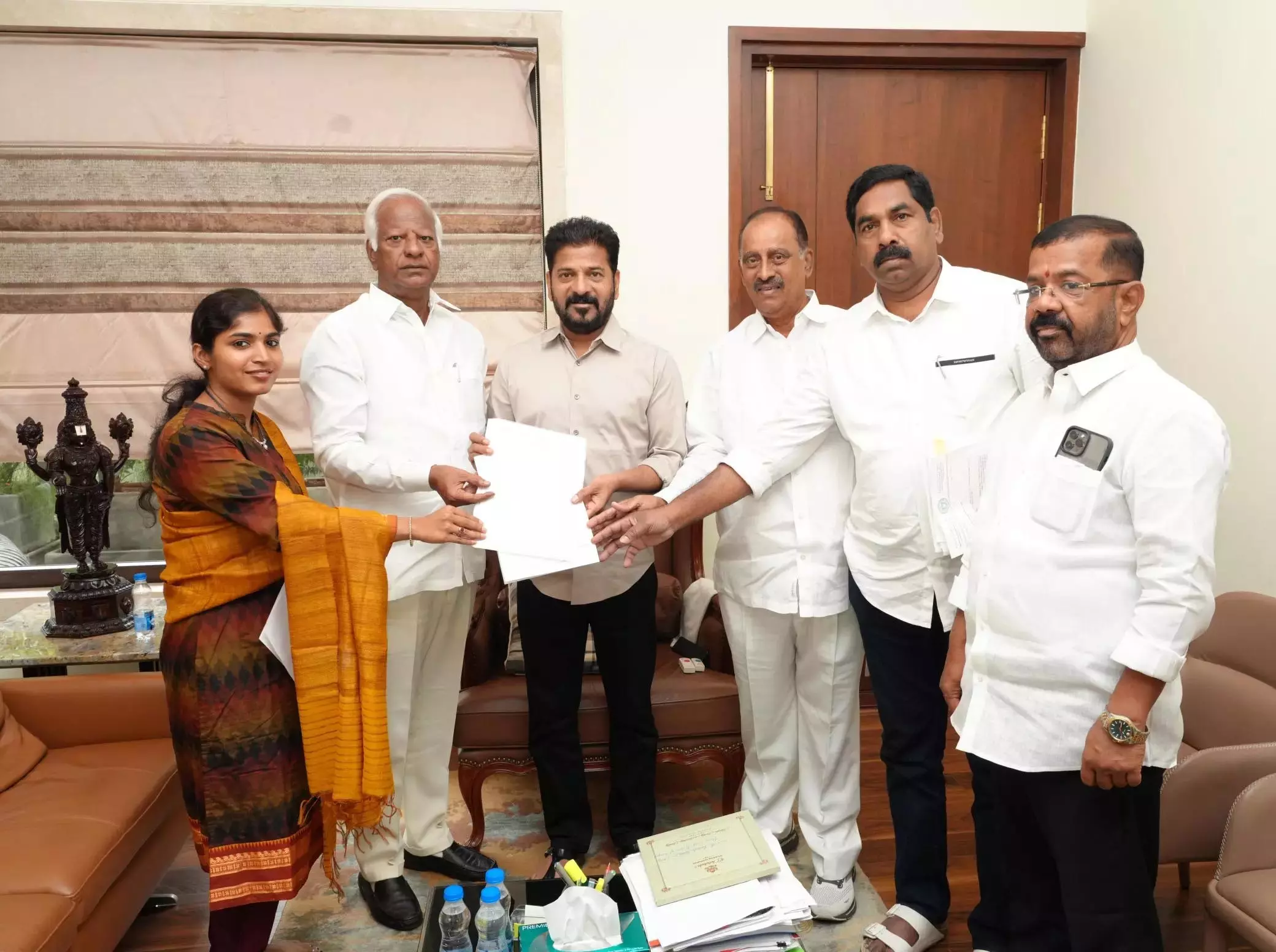 Warangal के विधायकों ने मुख्यमंत्री से खेल अकादमी और क्रिकेट स्टेडियम बनाने की मांग की Warangal के विधायकों ने मुख्यमंत्री से खेल अकादमी और क्रिकेट स्टेडियम बनाने की मांग की