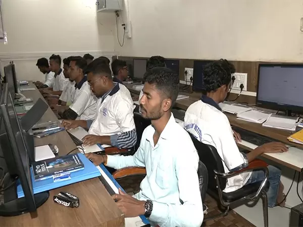 नक्सल प्रभावित गांवों में AI क्रांति: गढ़चिरौली पुलिस दे रही तकनीकी प्रशिक्षण नक्सल प्रभावित गांवों में AI क्रांति: गढ़चिरौली पुलिस दे रही तकनीकी प्रशिक्षण