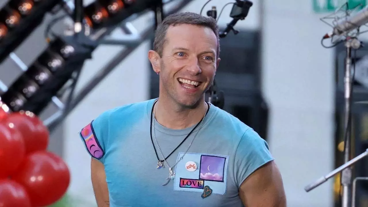 वायरल अफेयर क्लिप के बाद जंबोट्रॉन सॉन्ग से पहले Chris Martin ने फैन्स को दी चेतावनी वायरल अफेयर क्लिप के बाद जंबोट्रॉन सॉन्ग से पहले Chris Martin ने फैन्स को दी चेतावनी