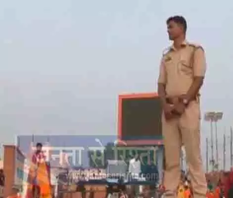UP: सावन के दूसरे सोमवार पर बड़ी संख्या में श्रद्धालुओं के पहुंचने पर अयोध्या में सुरक्षा बढ़ाई गई UP: सावन के दूसरे सोमवार पर बड़ी संख्या में श्रद्धालुओं के पहुंचने पर अयोध्या में सुरक्षा बढ़ाई गई