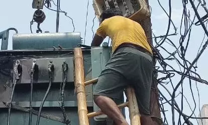 Lucknow: नशे की हालत में युवक ने ट्रांसफॉर्मर पर चढ़कर उड़ाए होश Lucknow: नशे की हालत में युवक ने ट्रांसफॉर्मर पर चढ़कर उड़ाए होश