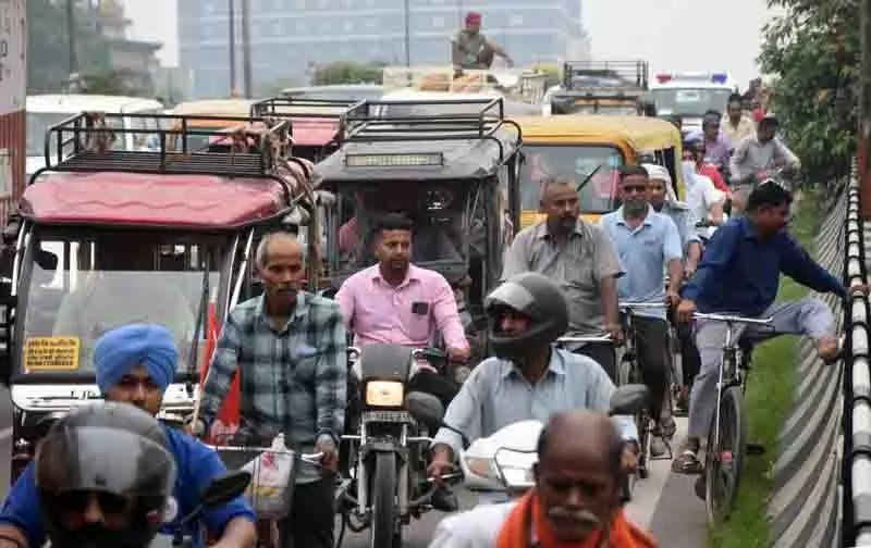 Ludhiana: यातायात प्रबंधन के लिए नो-टॉलरेंस ज़ोन और बुनियादी ढांचे का उन्नयन महत्वपूर्ण Ludhiana: यातायात प्रबंधन के लिए नो-टॉलरेंस ज़ोन और बुनियादी ढांचे का उन्नयन महत्वपूर्ण