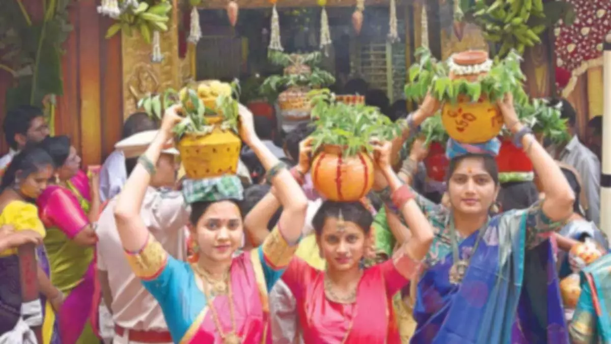 रंग-बिरंगे बोनालु ने पुराने शहर को जगमगा दिया रंग-बिरंगे बोनालु ने पुराने शहर को जगमगा दिया