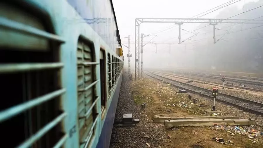 Karnataka: हसन-सोलापुर एक्सप्रेस में कोच से धुआँ निकलने से अफरा-तफरी Karnataka: हसन-सोलापुर एक्सप्रेस में कोच से धुआँ निकलने से अफरा-तफरी