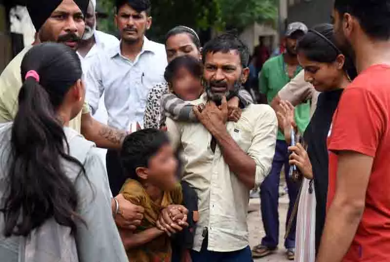 Ludhiana: प्रशासन ने छापेमारी के दौरान 18 बच्चों को भीख मांगने से बचाया Ludhiana: प्रशासन ने छापेमारी के दौरान 18 बच्चों को भीख मांगने से बचाया