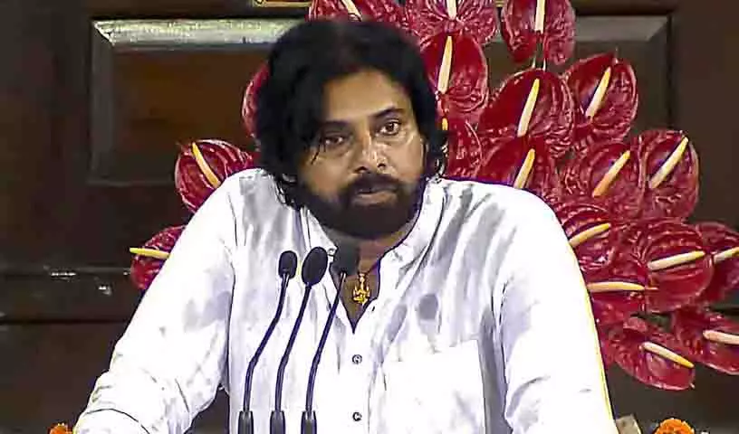 Pawan Kalyan हरि हर वीरा मल्लू के लिए पहली प्रेस कॉन्फ्रेंस में शामिल हुए Pawan Kalyan हरि हर वीरा मल्लू के लिए पहली प्रेस कॉन्फ्रेंस में शामिल हुए