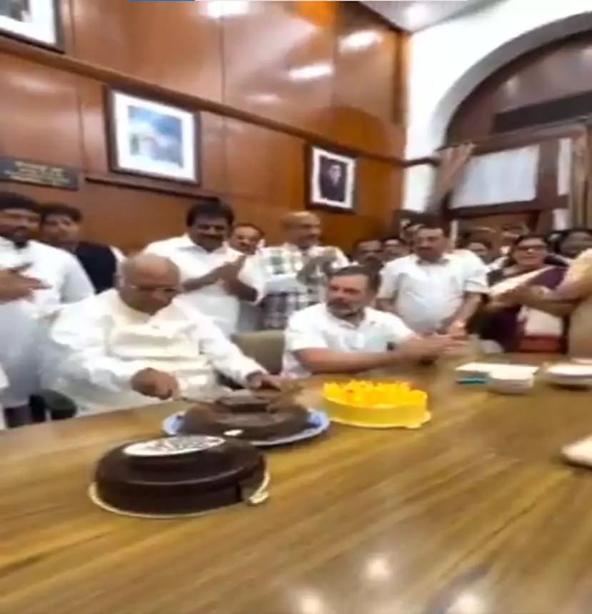 खड़गे ने जन्मदिन पर काटा केक, राहुल और प्रियंका गांधी हुए शामिल खड़गे ने जन्मदिन पर काटा केक, राहुल और प्रियंका गांधी हुए शामिल