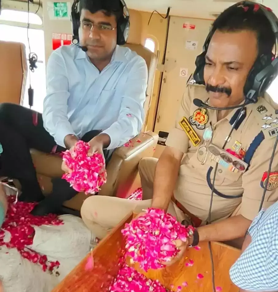 Ghaziabad: प्रशासनिक अधिकारियों ने पुष्पवर्षा कर जताई श्रद्धा Ghaziabad: प्रशासनिक अधिकारियों ने पुष्पवर्षा कर जताई श्रद्धा