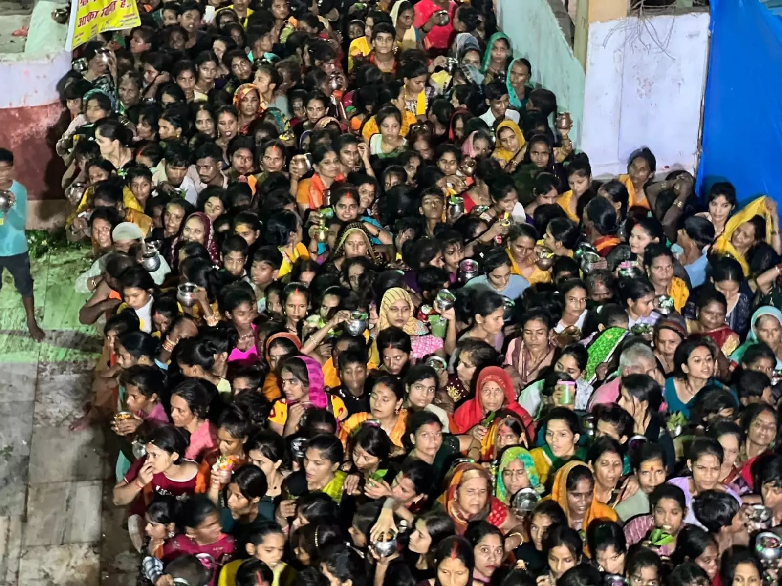 Barabanki: लोधेश्वर महादेव में दर्शन को उमड़े श्रद्धालु, सुबह से ही लगी रही लंबी कतारें Barabanki: लोधेश्वर महादेव में दर्शन को उमड़े श्रद्धालु, सुबह से ही लगी रही लंबी कतारें