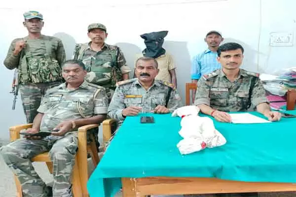 Latehar: चाचा को गोली मारने वाला भतीजा गिरफ्तार Latehar: चाचा को गोली मारने वाला भतीजा गिरफ्तार