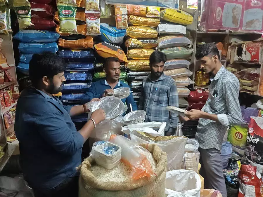 Chamarajanagar : 15 किलो प्रतिबंधित प्लास्टिक जब्त, जुर्माना Chamarajanagar : 15 किलो प्रतिबंधित प्लास्टिक जब्त, जुर्माना