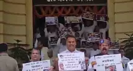 बढ़ते अपराध और SIR के मुद्दे पर विपक्ष ने बिहार विधानसभा के बाहर किया विरोध प्रदर्शन बढ़ते अपराध और SIR के मुद्दे पर विपक्ष ने बिहार विधानसभा के बाहर किया विरोध प्रदर्शन