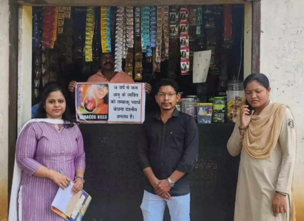 स्कूल से सटे पान ठेलो पर जुर्माने की कार्रवाई, बेच रहे थे नशे का सामान स्कूल से सटे पान ठेलो पर जुर्माने की कार्रवाई, बेच रहे थे नशे का सामान