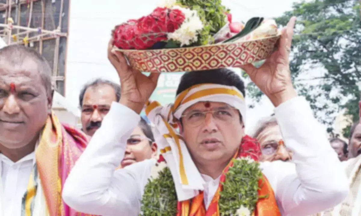 Telangana: मंत्रियों ने भगवान को रेशमी वस्त्र अर्पित किए Telangana: मंत्रियों ने भगवान को रेशमी वस्त्र अर्पित किए