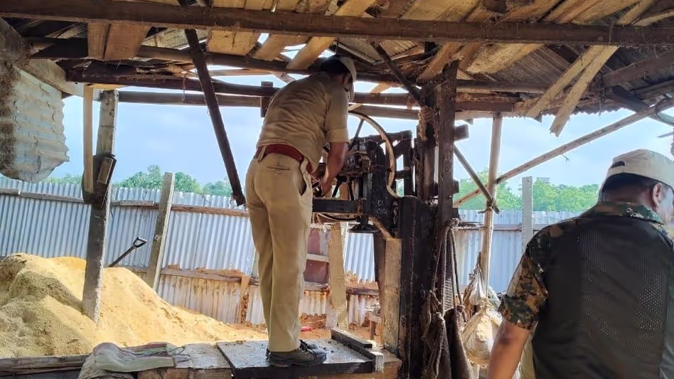 Assam : धुबरी में बड़े पैमाने पर लकड़ी काटने के खिलाफ छापेमारी में अवैध बैंड आरा मिल जब्त Assam : धुबरी में बड़े पैमाने पर लकड़ी काटने के खिलाफ छापेमारी में अवैध बैंड आरा मिल जब्त