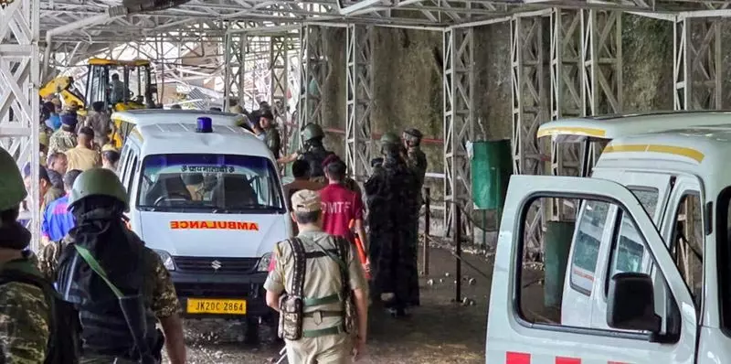 J-K के रियासी में वैष्णो देवी मार्ग पर भूस्खलन, तीर्थयात्री की मौत J-K के रियासी में वैष्णो देवी मार्ग पर भूस्खलन, तीर्थयात्री की मौत