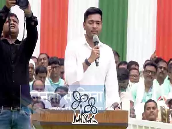 शहीद दिवस कार्यक्रम के दौरान अभिषेक बनर्जी ने BJP पर साधा निशाना शहीद दिवस कार्यक्रम के दौरान अभिषेक बनर्जी ने BJP पर साधा निशाना