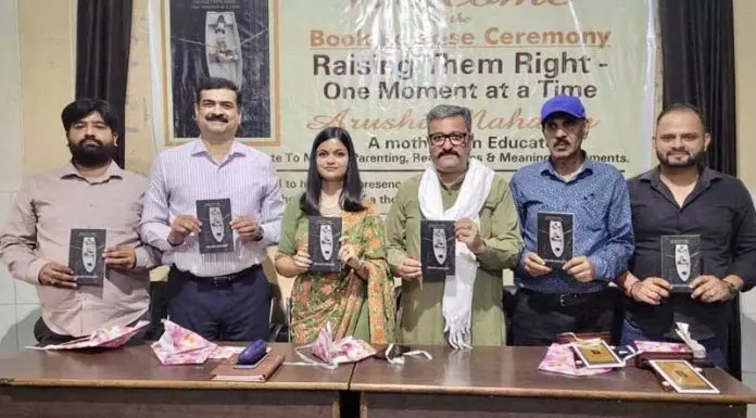 Zorawar ने बाल देखभाल पुस्तक ‘रेज़िंग देम राइट’ का विमोचन किया Zorawar ने बाल देखभाल पुस्तक ‘रेज़िंग देम राइट’ का विमोचन किया