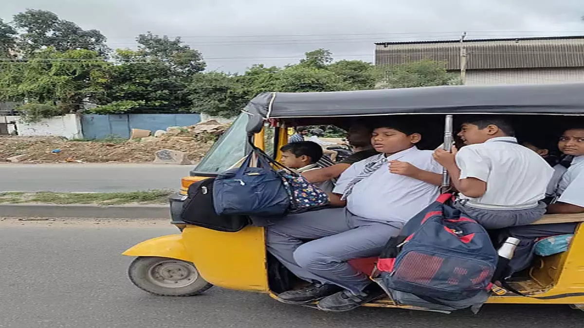 खचाखच भरे ऑटो हैदराबाद के स्कूली बच्चों के लिए ख़तरे में खचाखच भरे ऑटो हैदराबाद के स्कूली बच्चों के लिए ख़तरे में