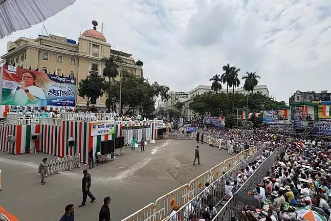 21 जुलाई के कारण विभिन्न जिलों में बसों को असुविधा का सामना करना पड़ रहा 21 जुलाई के कारण विभिन्न जिलों में बसों को असुविधा का सामना करना पड़ रहा