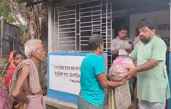 अखिल गिरि ने बाढ़ प्रभावित इलाकों में भेजी राहत सामग्री, 5 गांव बाढ़ की चपेट में अखिल गिरि ने बाढ़ प्रभावित इलाकों में भेजी राहत सामग्री, 5 गांव बाढ़ की चपेट में