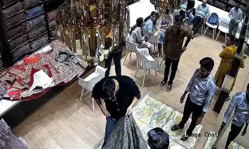 कल्याण के शोरूम में हुआ हंगामा, दुकानदार को दी जान से मारने की धमकी
