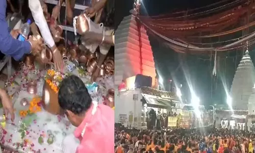 श्रावण सोमवार की भक्ति में डूबे काशीवासी, मंदिर में दिखी आस्था की बाढ़ श्रावण सोमवार की भक्ति में डूबे काशीवासी, मंदिर में दिखी आस्था की बाढ़