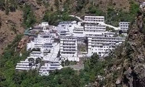 Vaishno Devi Landslide: भीषण बारिश से भूस्खलन, हजारों यात्री फंसे