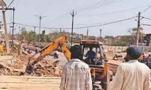 शालीमार बाग: मंदिर की दीवार गिराने पर जैन समुदाय का विरोध प्रदर्शन शालीमार बाग: मंदिर की दीवार गिराने पर जैन समुदाय का विरोध प्रदर्शन
